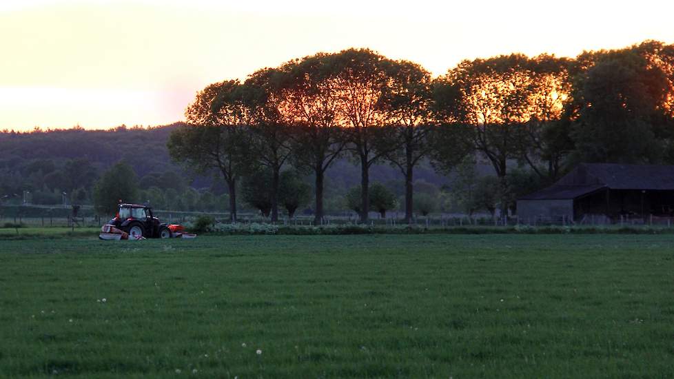 Als de maatschap in de avond een Abraham gaat zetten, neemt hulp Gijs het maaien over. Het laatste licht van de zon verdwijnt achter het Montferland.