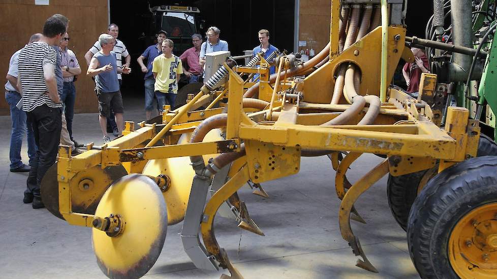 Varkenshouder en akkerbouwer Tom Derikx is heel tevreden over zijn zelfgebouwde eenvoudige werktuig. Iedere beitel van de cultivator is voorzien van een dubbele slang, zodat verstopping wordt voorkomen. Hij past gescheiden varkensmest toe. Zoutschade is n