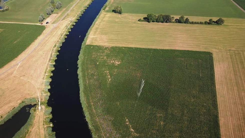 Vanuit de lucht zijn de drogere plekken perfect zichtbaar