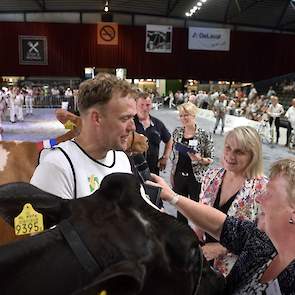 Na de overwinning bij de senioren was het geen verrassing meer dat Nico Bons de prijs voor het algemeen kampioenschap in ontvangst mocht nemen voor Ella 192, die daarmee haar moeder, Mailing-dochter Bons-Holsteins Ella 158, opvolgde als regerend NRM-kampi