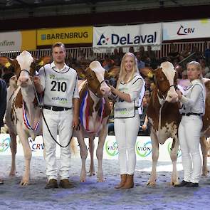 De kampioenes bij elkaar. Kampioene werd Barendonk Massia 7273, de reservetitel was voor Drouner DH Aiko 1445 en de eervolle vermelding ging naar Panta D-H Attico Geertje.