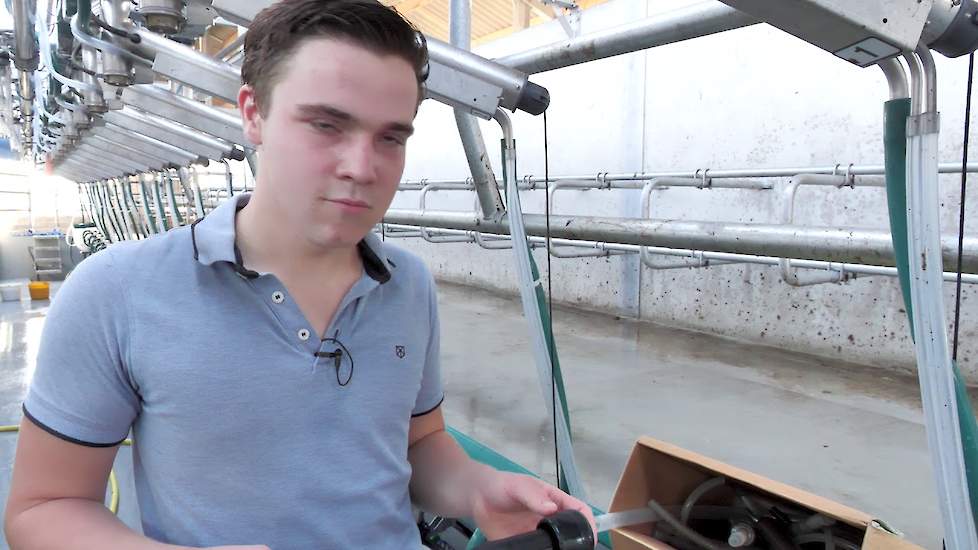 P2   Jonge melkveehouder introduceert nieuw soort tepelvoering in Nederland