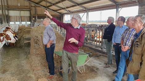 Onderzoeker Nico Ogink (midden) geeft uitleg over het onderzoek naar methaan in de stal bij Johan Vernooij (tweede van rechts) in Werkhoven.