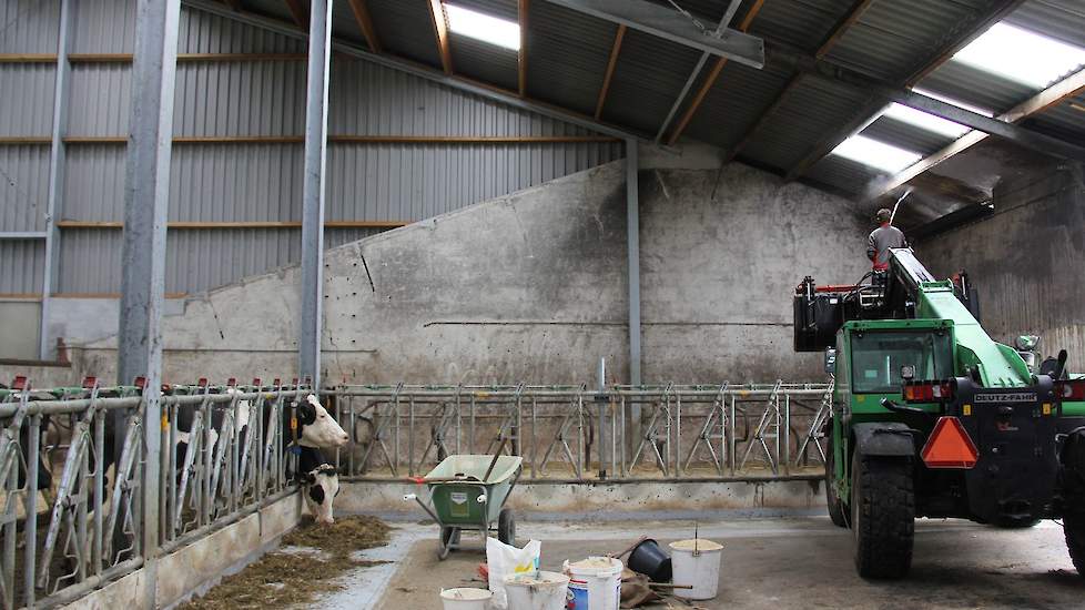 Broer Danny Nieuwenhuis helpt mee bij de laatste klussen die voor de open dag moeten worden geklaard. De open dag is georganiseerd door De Heus, die bij Nieuwenhuis al 50 jaar voer levert. Dat is ‘uniek’, volgens De Heus. De open dag is vrijdag 20 septemb