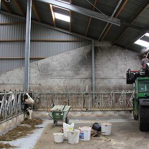 Broer Danny Nieuwenhuis helpt mee bij de laatste klussen die voor de open dag moeten worden geklaard. De open dag is georganiseerd door De Heus, die bij Nieuwenhuis al 50 jaar voer levert. Dat is ‘uniek’, volgens De Heus. De open dag is vrijdag 20 septemb