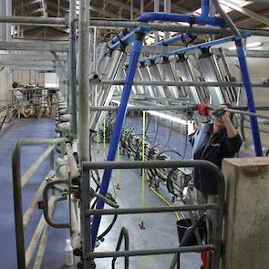 De melkstal is gedurende vijf jaar gebruikt in Duitsland. Ronald Nieuwenhuis kocht de stal, haalde de 2x15 stands er uit elkaar en bouwde deze met vereende krachten weer op tot een 2x14 stands in Beltrum. Het scheelt hem een 100.000 euro.