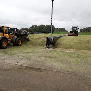 De snijmaïs is in twee kuilen tegelijk ingekuild. Daarbij werd steeds om en om twee wagens per kuil gelost. De loonwerker verdeelde de maïs met de shovel op de kuil. Van Zoelen reed zelf met een trekker met kuilwals continue mee aan. „Zo staan de shovel e