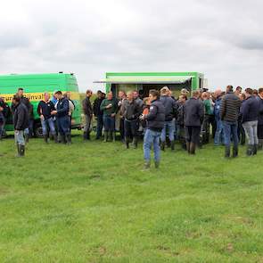 Meer dan 80 boeren uit Oost-, West- en Zuid-Nederland - voornamelijk melkveehouders - kwamen af op de demo georganiseerd door Agruniek Rijnvallei. Zij opperden verschillende mogelijke oplossingen. Maar het onder water laten lopen van land zou de beste zij