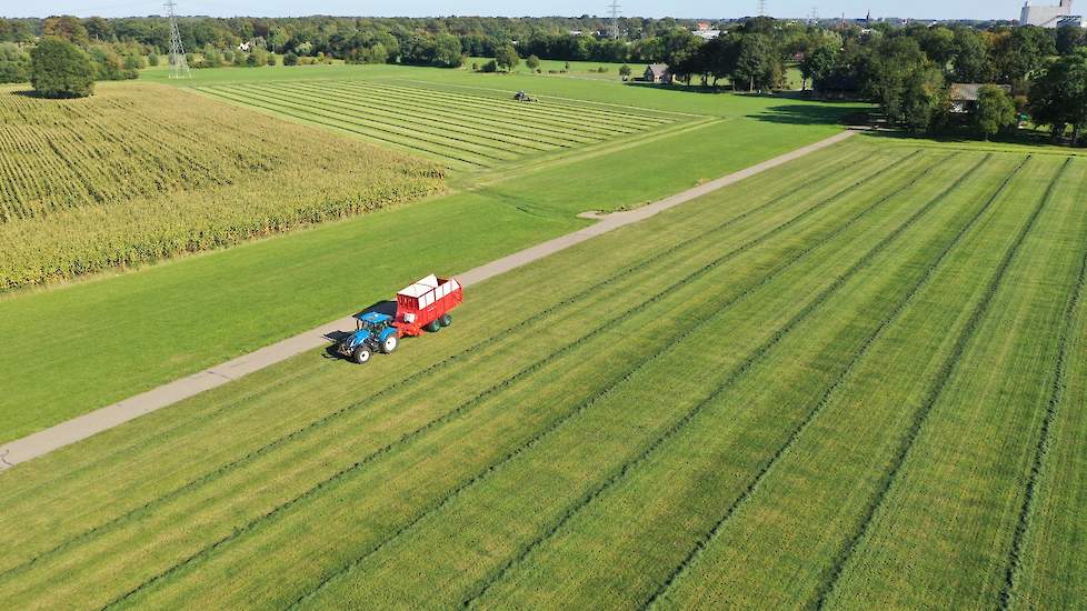 Terwijl Johan Wolsink het gras harkt rijdt Robbert het met de opraapwagen naar de kuil.