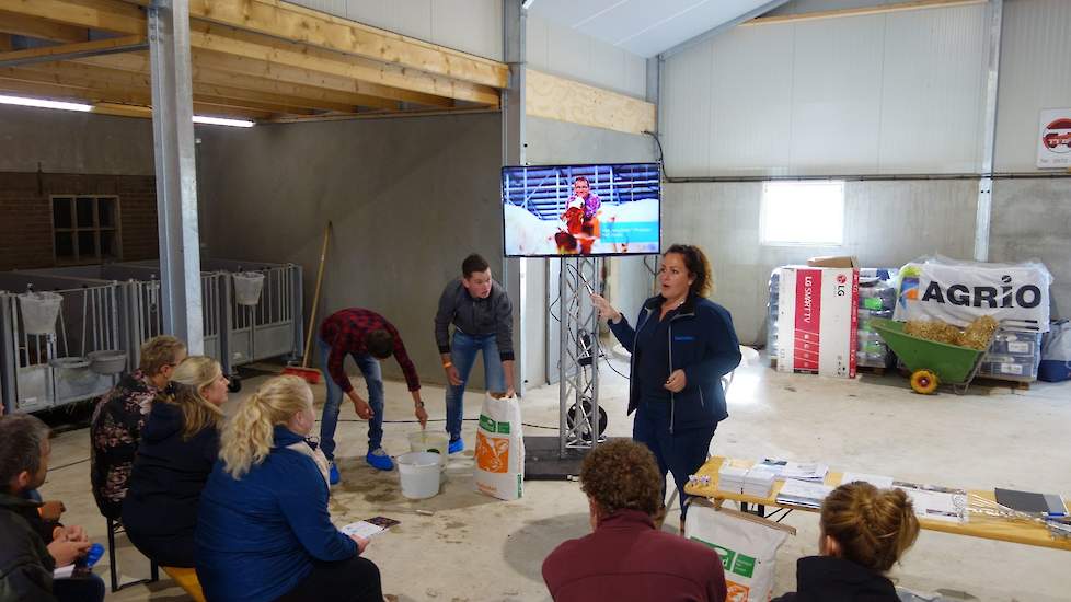 Ze vroeg twee aanwezigen een emmer poedermelk klaar te maken om vervolgens haar advies erover te geven. „Eerst 5 liter water van 45 tot 55 graden klaarzetten, dan 1,5 kilo kalvermelkpoeder toevoegen en vervolgens water aanvullen tot een totaal van 10 lite