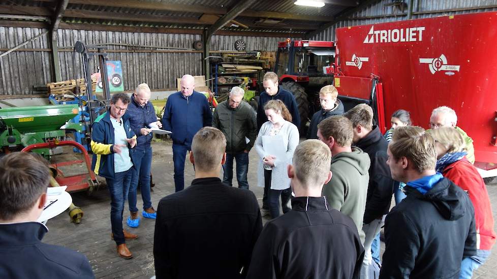 Sjaak de Kleijne van Agrifirm zette zijn toehoorders aan het rekenen. „Je moet zoveel mogelijk energie in de kalveren zien te krijgen. De penswand lijkt aanvankelijk op een zeem. Later ontstaan er veel ruwe penspapillen die het pensoppervlak vergroten.”