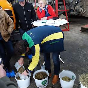 Hij maakte een rantsoen op basis van de verschillende producten en vroeg zijn toehoorders uit te rekenen tot hoeveel VEM ze leidden. Het bleek dat de structuurbrok en de combinatie van luzerne en kalverbrok duidelijk als beste uit de bus kwamen.