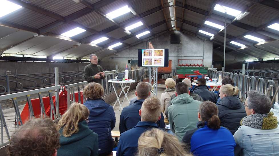 Farmaceut MSD had dierenarts en adviseur Rard Cremers ingehuurd om te vertellen over de gezondheid in de eerste levensfase. Hij stelde dat een kalf binnen zes uur vier liter en binnen 24 uur zes liter biest moet hebben gehad. „Kalveren moeten de eerste tw