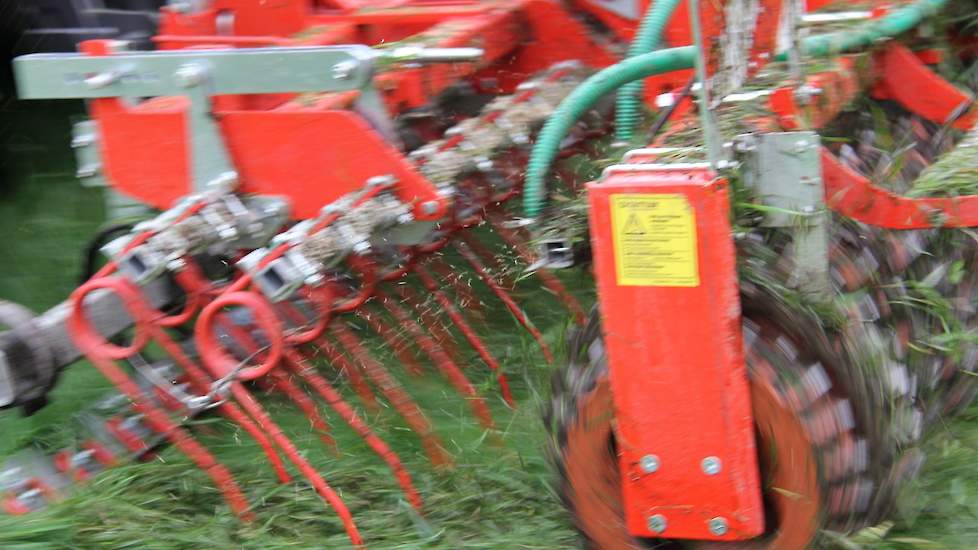 Met een wiedeg, een zaaimachine erboven en een rol, wordt in één werkgang oud en of slecht gras losgetrokken en klaver of gras, gezaaid. Deze rol van Guttler, die er is in twee verschillende diameters 33/38 cm en 45/50 cm, weegt 1.000 kilogram. Tijdens de