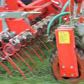 Met een wiedeg, een zaaimachine erboven en een rol, wordt in één werkgang oud en of slecht gras losgetrokken en klaver of gras, gezaaid. Deze rol van Guttler, die er is in twee verschillende diameters 33/38 cm en 45/50 cm, weegt 1.000 kilogram. Tijdens de