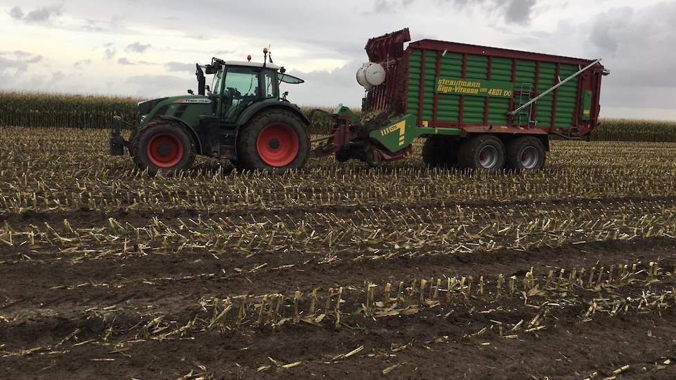 De veehouder reed zelf mee met een dubbeldoelwagen. Ook het aanrijden werd in eigen beheer gedaan. De loonwerker hakselde de maïs en reed ook met een silagewagen de maïs aan de bult.