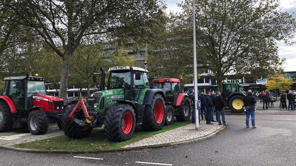 Actie boeren bij het provinciehuis in Overijssel; 700 trekkers zijn er al of onderweg. Er heerst een gemoedelijk sfeertje. De provincie biedt koffie en krentenwegge aan. De eis is: nog niet gebruikte stikstofruimte in Nb vergunning mag niet afgepakt worde