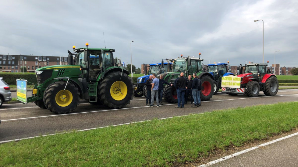 Boeren verzamelen zich bij Zeewolde.