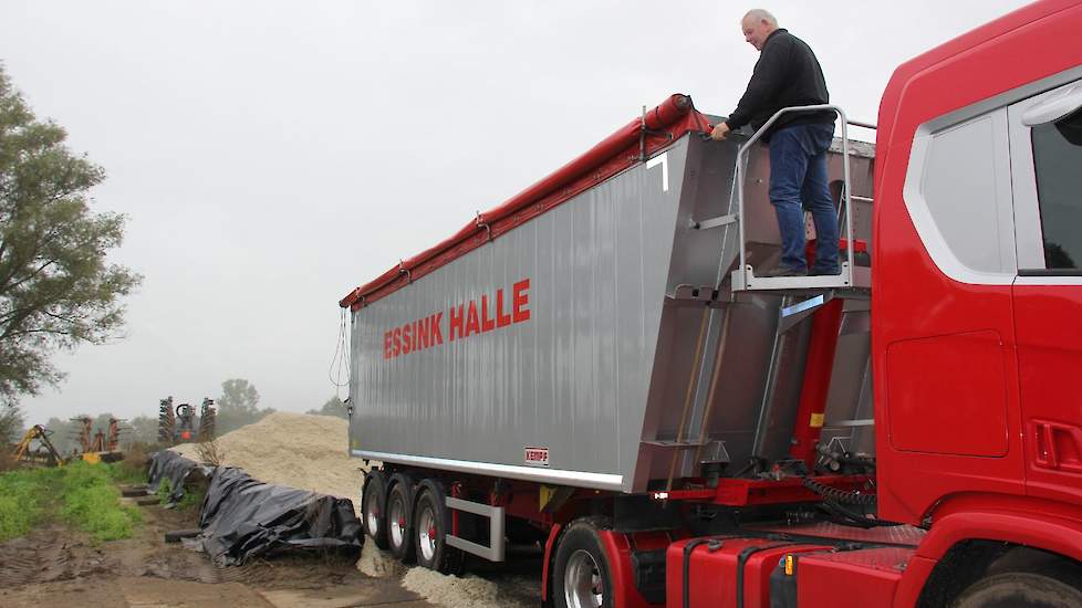 Chauffeur Henk Wolsink maakt bovenop de wagen het afdekzeil los. De werknemer van Essink Veevoeders in Halle (GD) stond vanmorgen om 04.00 uur op, om in het Duitse Appeldorn bij Kalkar twee vrachten perspulp te halen.