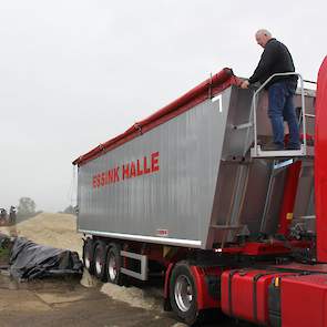 Chauffeur Henk Wolsink maakt bovenop de wagen het afdekzeil los. De werknemer van Essink Veevoeders in Halle (GD) stond vanmorgen om 04.00 uur op, om in het Duitse Appeldorn bij Kalkar twee vrachten perspulp te halen.