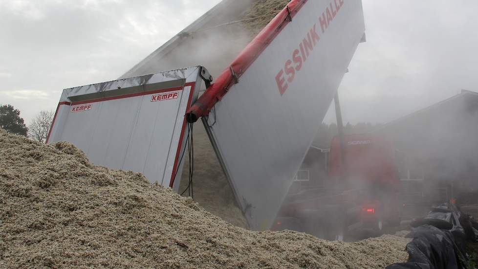 Het gaat om 27,2 ton perspulp dat per keer wordt gestort op de kuilplaat van de melkveehouder.