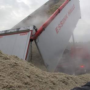 Het gaat om 27,2 ton perspulp dat per keer wordt gestort op de kuilplaat van de melkveehouder.