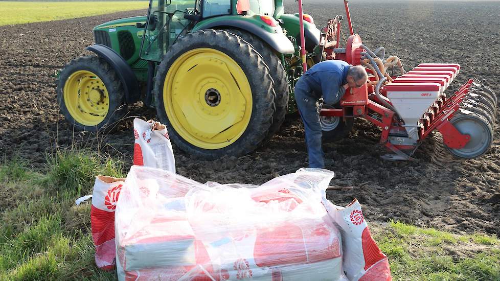 Melkveehouder Ruben Marijnissen zaait voor het tweede seizoen Tundra winterveldbonen. Afgelopen seizoen deed hij de eerste ervaringen op met de teelt >> https://ruwvoerforum.nl/eiwitteelt/542/