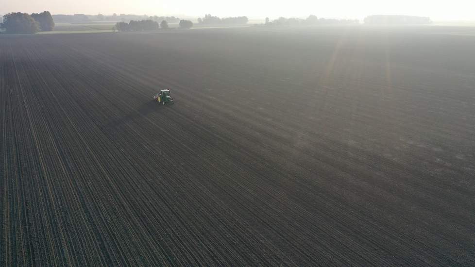 Op een koude donderdagochtend 31 oktober laat melkveehouder Joost van Eert een perceel van 6 hectare inzaaien met Tundra winterveldbonen.