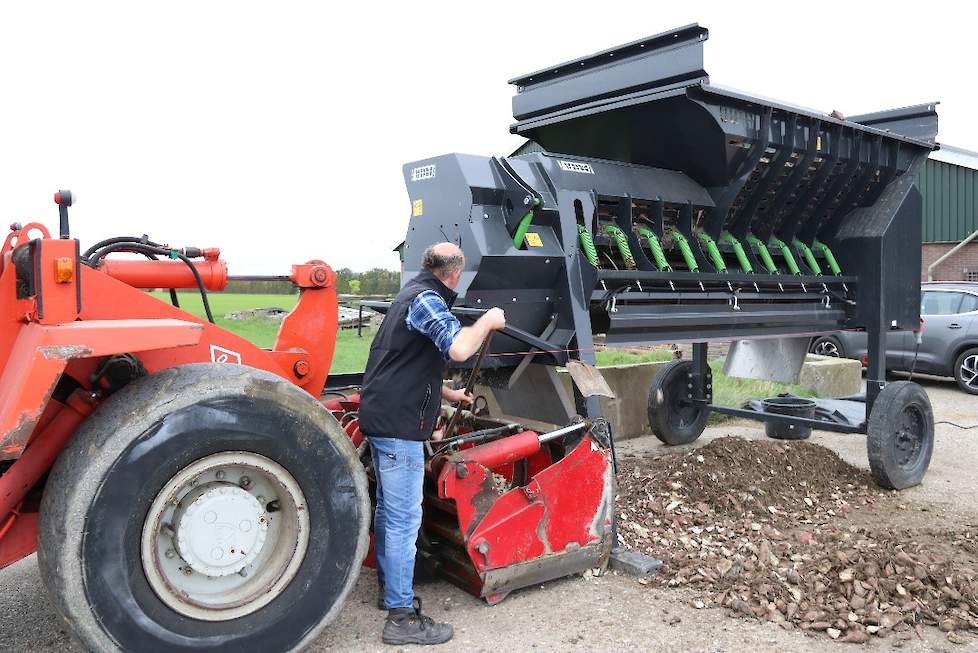 Na het eerste jaar voederbieten was Ruben overtuigd van de voordelen, hij investeerde toen in een eigen bietensnijder. De bieten komen er in een mum van tijd perfect schoon en gesnipperd uit.