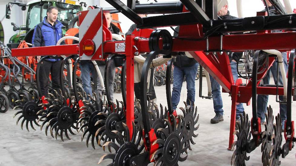 Bij zaai van gras kort voor opkomst van de mais worden eg met zaaibak gebruikt en er staat in Vredepeel een eigenbouw ‘net-eg’ met een werkbreedte van 9 meter. Met een opbouw van een pneumatische zaaimachine wordt zaad tússen de rijen verdeeld.