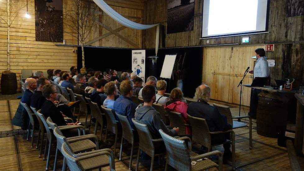 Na de lunch werden de 130 aanwezigen in drie groepen verdeeld, om de workshops te volgen die werden gegeven door MSD, Speerstra en Voergroep Zuid. Op de foto vertelt dierenarts Ruben Tolboom van MSD over de jongveeopfok. Ook hij gaf aan dat antibiotica ni