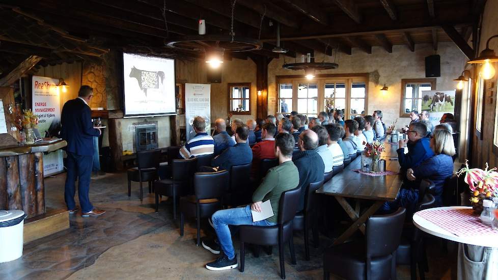 Frens Hoeve van Speerstra Feed Ingredients stak zijn workshop in op pensverzuring. „Compact voeren is niet per se nodig om pensverzuring te voorkomen", zo stelde hij. „Belangrijk is dat de juiste laadvolgorde wordt aangehouden, er op voldoende toeren word