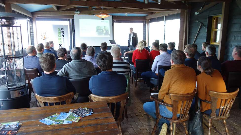 Namens Voergroep Zuid deed Rob Hermanussen de presentatie. Hij stelde dat de droogstand gezien kan worden als een training voor de volgende lactatie. Om die reden zou het melkveerantsoen goed tijdens de droogstand passen, waarbij het wel moet worden versc