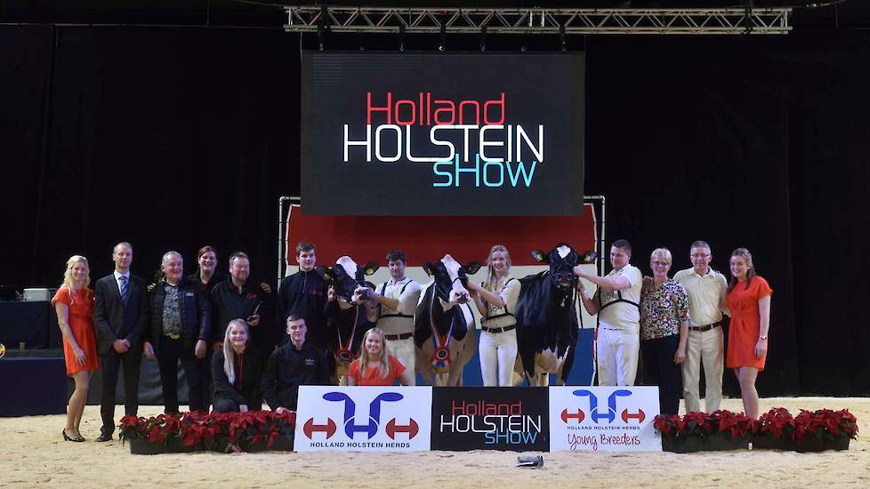 De zwartbonte seniorenkampioenes met vlnr: kampioene New Moore Esmeralda 38, reserve Drouner Ajdh Cosmo en Honourable Mention Gerda 126.