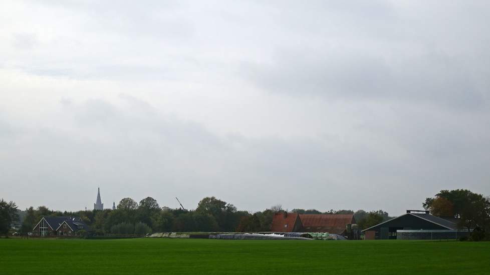 Boerderij in het landschap.