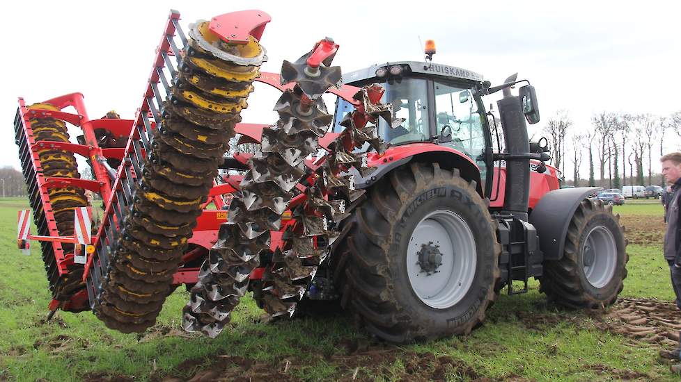 De Vadestadt schijveneg verhakselt het gras ook. De machine snijdt in meerdere richtingen en je kunt er 4 hectare per uur mee bewerken. Loonwerker Huiskamp laat zien hoe de machine werkt. Dit ten opzichte van bijvoorbeeld de Terra Disc pro, de schijveneg