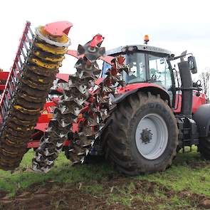 De Vadestadt schijveneg verhakselt het gras ook. De machine snijdt in meerdere richtingen en je kunt er 4 hectare per uur mee bewerken. Loonwerker Huiskamp laat zien hoe de machine werkt. Dit ten opzichte van bijvoorbeeld de Terra Disc pro, de schijveneg