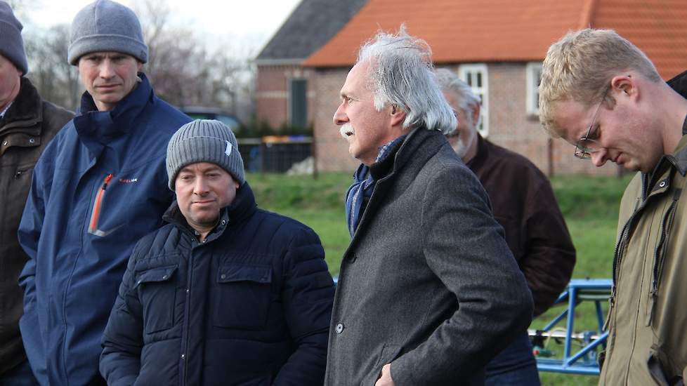 Gerben Houwers gaat niet in discussie met een toehoorder die Roundup kankerverwekkend noemt; „Ik ben geen wetenschapper. Maar volgens mij ligt het aan de dosering of iets wel of niet giftig is.” Op de strook waar hij staat is twee weken geleden gespoten m