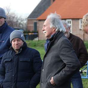 Gerben Houwers gaat niet in discussie met een toehoorder die Roundup kankerverwekkend noemt; „Ik ben geen wetenschapper. Maar volgens mij ligt het aan de dosering of iets wel of niet giftig is.” Op de strook waar hij staat is twee weken geleden gespoten m