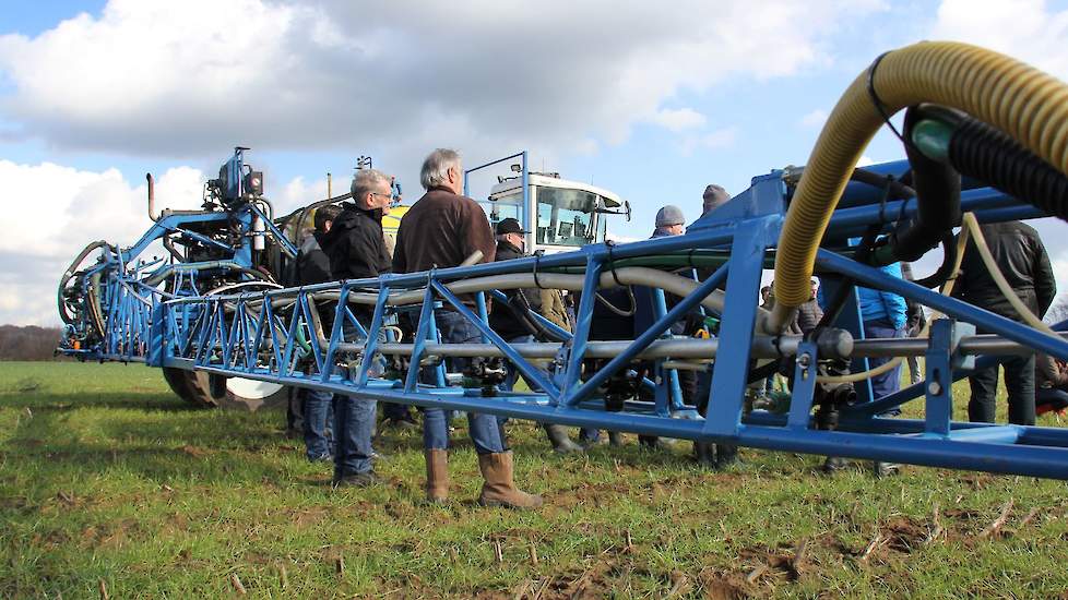 Een veehouder oppert dat een fris gewas onderwerken zorgt voor een rottingsproces in de bodem. Daarom is het niet goed het gewas zo groot te laten worden. Gerben Houwers: „Begin zo vroeg mogelijk in het voorjaar het gras aan te pakken.” Loonweker Vreman u