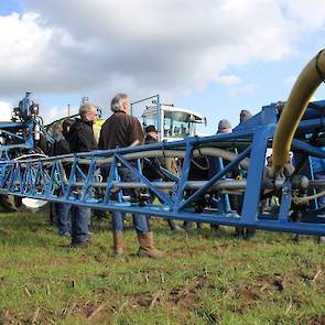 Een veehouder oppert dat een fris gewas onderwerken zorgt voor een rottingsproces in de bodem. Daarom is het niet goed het gewas zo groot te laten worden. Gerben Houwers: „Begin zo vroeg mogelijk in het voorjaar het gras aan te pakken.” Loonweker Vreman u