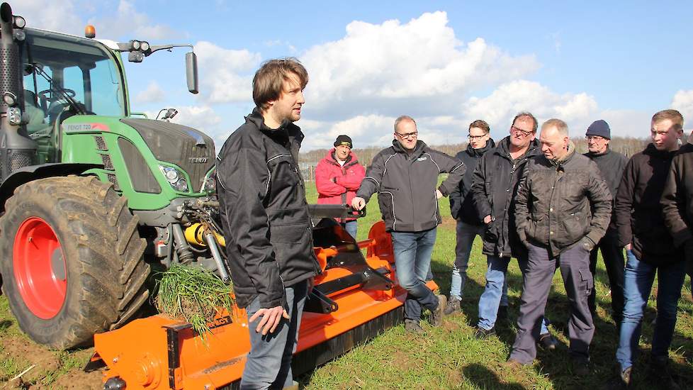 Gerard Abbink van Groeikracht laat de diverse mogelijkheden zien. Zo is zichtbaar hoe het land eruit ziet dat twee weken geleden werd gefreesd. „Het is meer dan ooit een kwestie van timing.” Een akkerbouwer beaamt dat hoe minder je in de grond roert, hoe