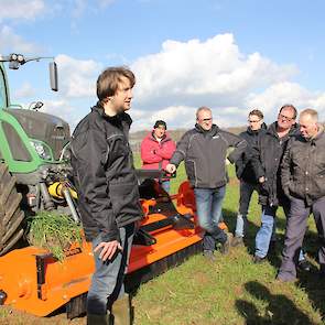 Gerard Abbink van Groeikracht laat de diverse mogelijkheden zien. Zo is zichtbaar hoe het land eruit ziet dat twee weken geleden werd gefreesd. „Het is meer dan ooit een kwestie van timing.” Een akkerbouwer beaamt dat hoe minder je in de grond roert, hoe