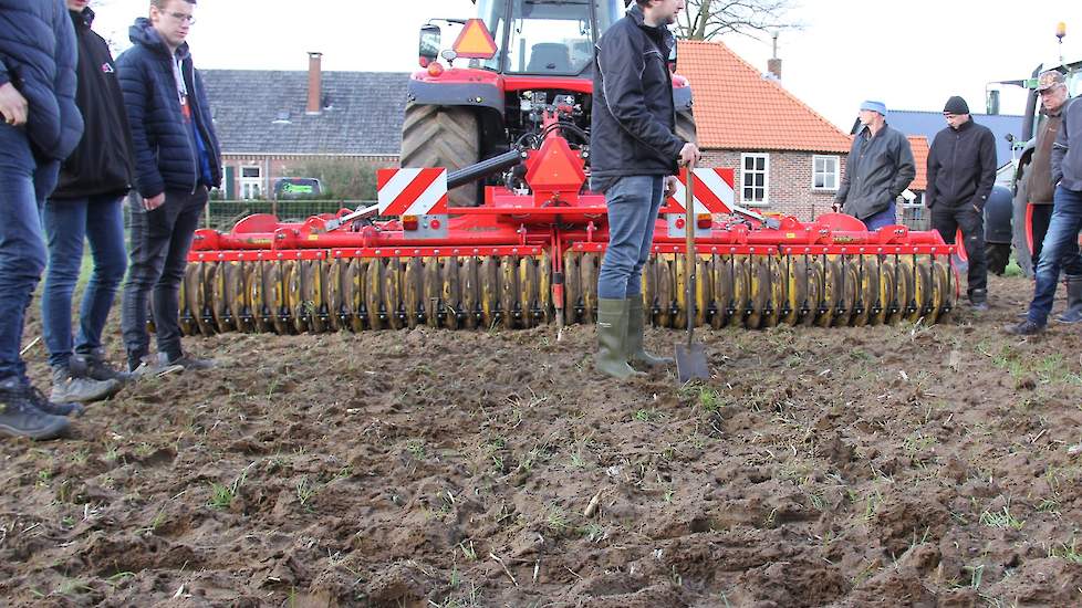 Een varkenshouder uit Varsseveld zegt dat hij het gras er met de schijveneg wel onder krijgt, maar dat het zo snel weer de kop op steekt, is volgens hem een probleem. Dit beaamt Gerard Abbink van Groeikracht, die het echter ook relativeert door ook aan te