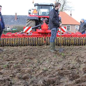 Een varkenshouder uit Varsseveld zegt dat hij het gras er met de schijveneg wel onder krijgt, maar dat het zo snel weer de kop op steekt, is volgens hem een probleem. Dit beaamt Gerard Abbink van Groeikracht, die het echter ook relativeert door ook aan te