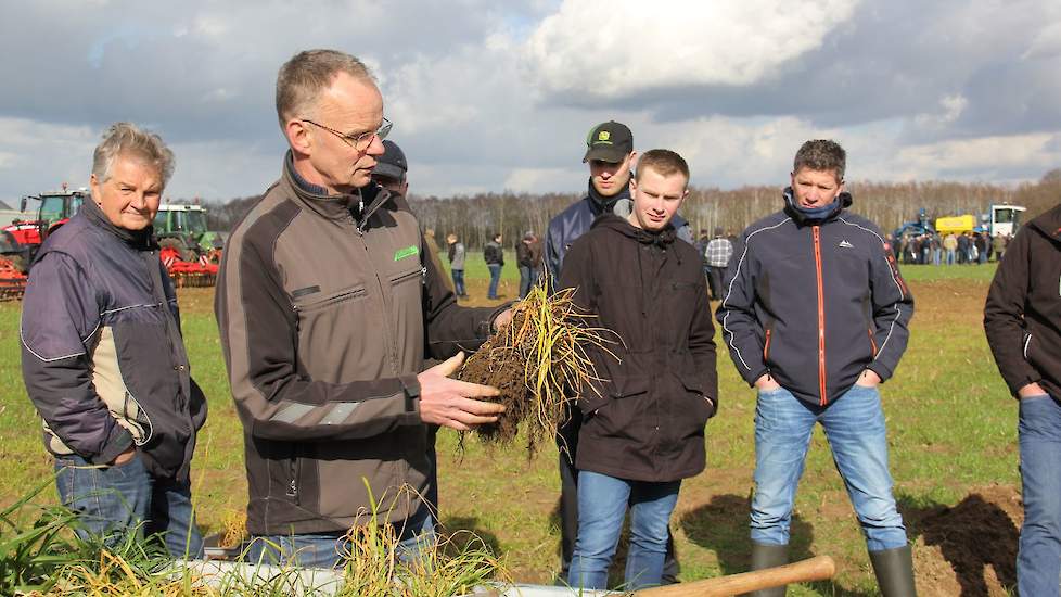Henk Houwers van Agrowin zegt weliswaar blij te zijn met het goed verkopen van graszaad door het verplichten van een vanggewas, maar erkent dat het bijzonder vervelend is voor boeren. „Maar het vastleggen van mineralen en stikstof, is wél goed.” Houwers p