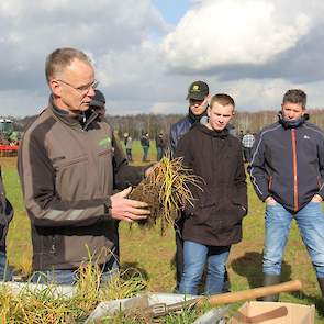 Henk Houwers van Agrowin zegt weliswaar blij te zijn met het goed verkopen van graszaad door het verplichten van een vanggewas, maar erkent dat het bijzonder vervelend is voor boeren. „Maar het vastleggen van mineralen en stikstof, is wél goed.” Houwers p