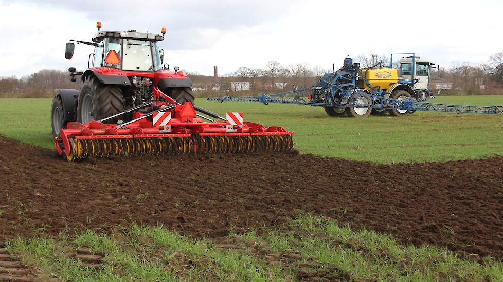 De ouderwetse cultivator scheidt wortel en blad niet van elkaar. Dat het land alles behalve vlak achterblijft, wordt ook als nadeel ervaren. Klepelen als optie zorgt zeker voor hergroeivertraging, en met wat geluk, weet Gerard Abbink van Groeikracht, is h