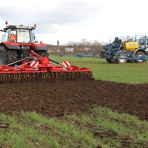 De ouderwetse cultivator scheidt wortel en blad niet van elkaar. Dat het land alles behalve vlak achterblijft, wordt ook als nadeel ervaren. Klepelen als optie zorgt zeker voor hergroeivertraging, en met wat geluk, weet Gerard Abbink van Groeikracht, is h