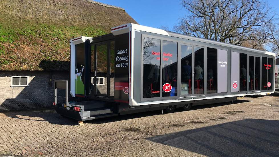 Smart feeding truck
